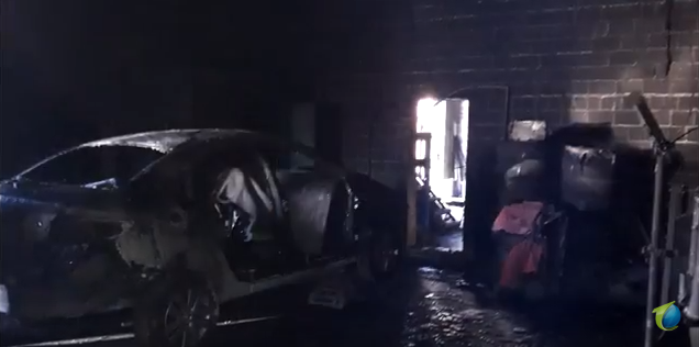 В Кирове произошел пожар в гараже с тремя машинами