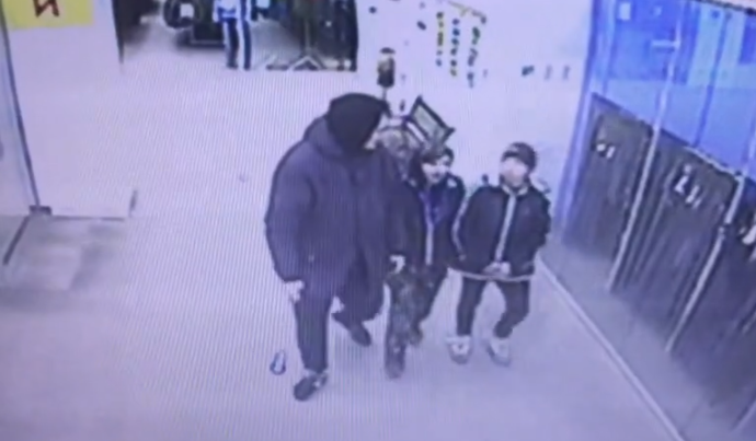В Кирове разыскивают подростков, взломавших торговый автомат в одном из ТЦ
