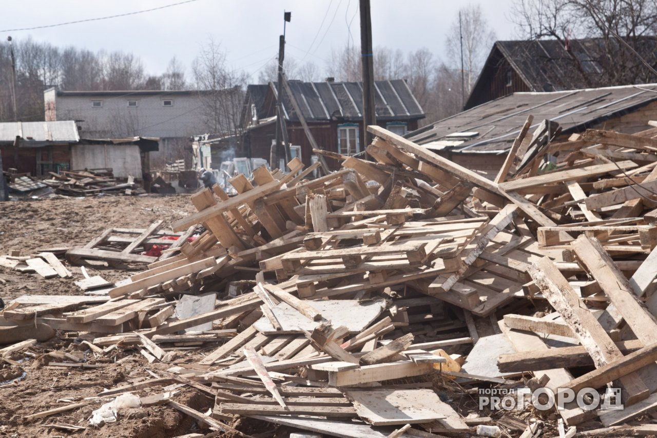 В Кировской области тушили пожар на территории лесопилки