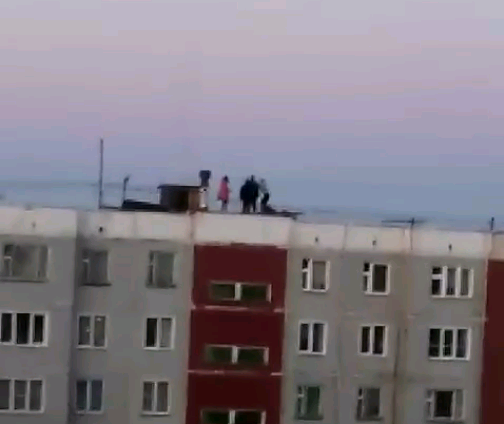В Кирове на крыше высотки дети катали друг друга на спинах