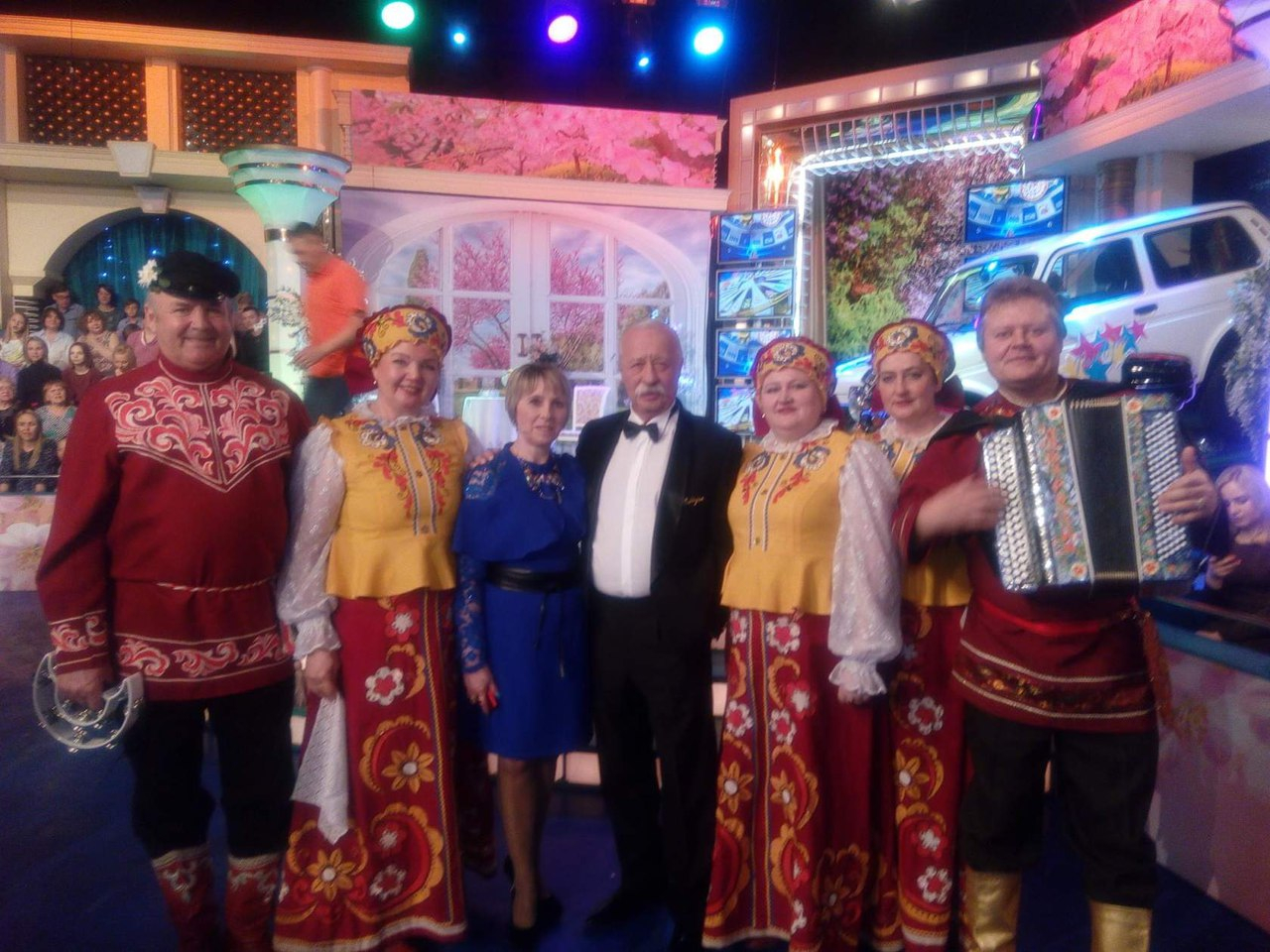 Кировчанка приехала на шоу "Поле чудес" вместе со своим ансамблем