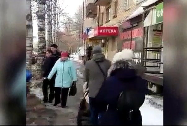 В Кирове на улице Розы Люксембург снег упал на женщину