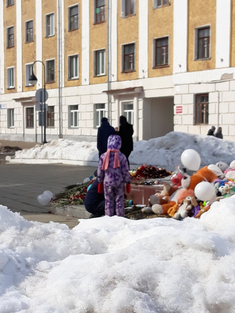 В Кирове дети забирают игрушки, оставленные в память жертвам "Зимней вишни"