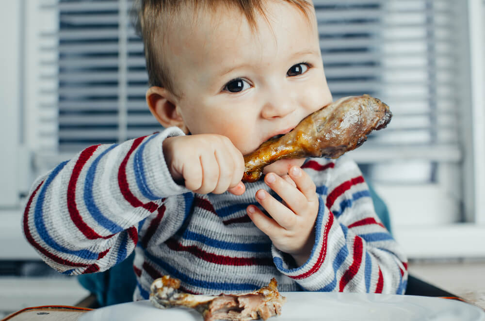 Если хотите стать сильными детки ешьте. Еда для детей. Ребенок ест мясо. Малыш ест. Кушать.