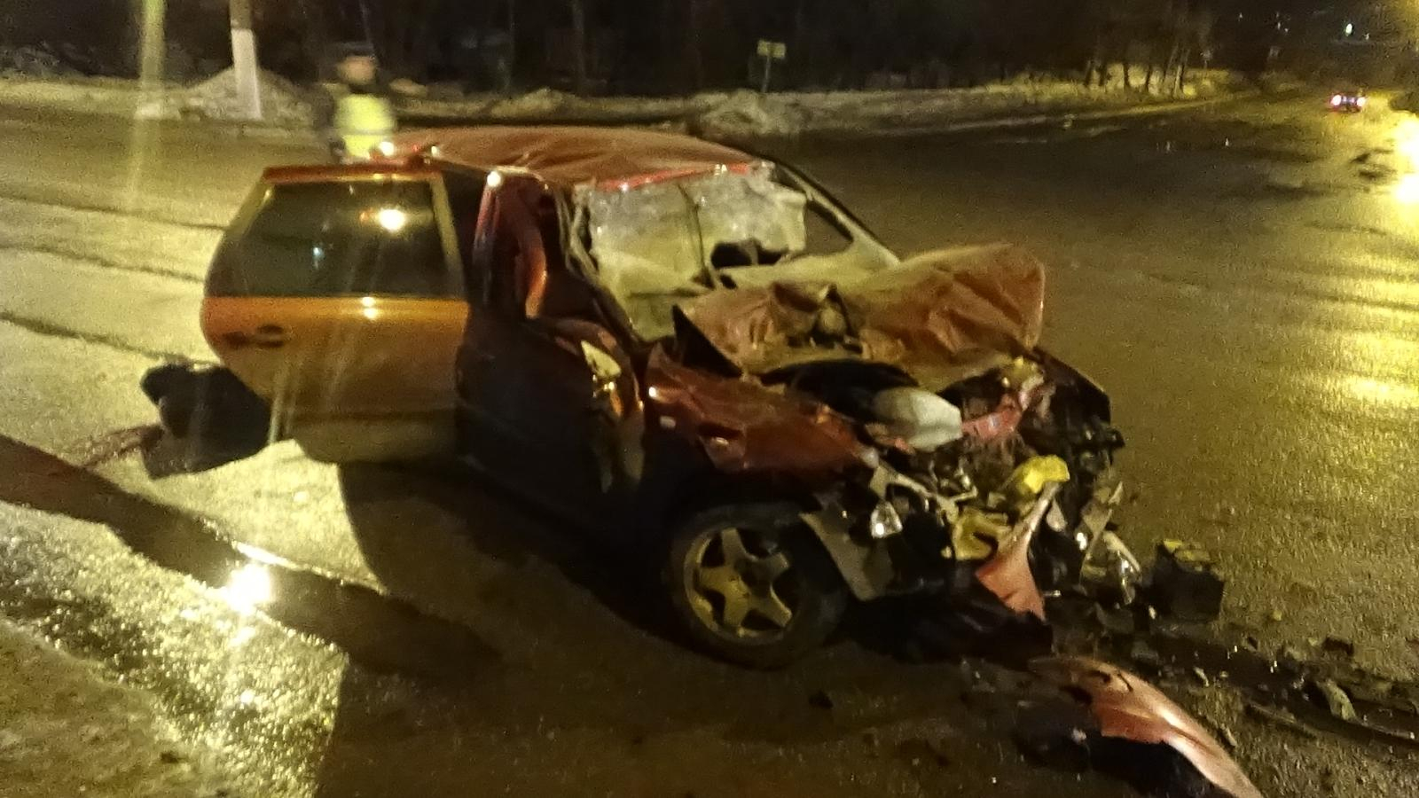 Ночью в Кирове «Лада» влетела в «ГАЗ»: погиб 21-летний водитель легковушки