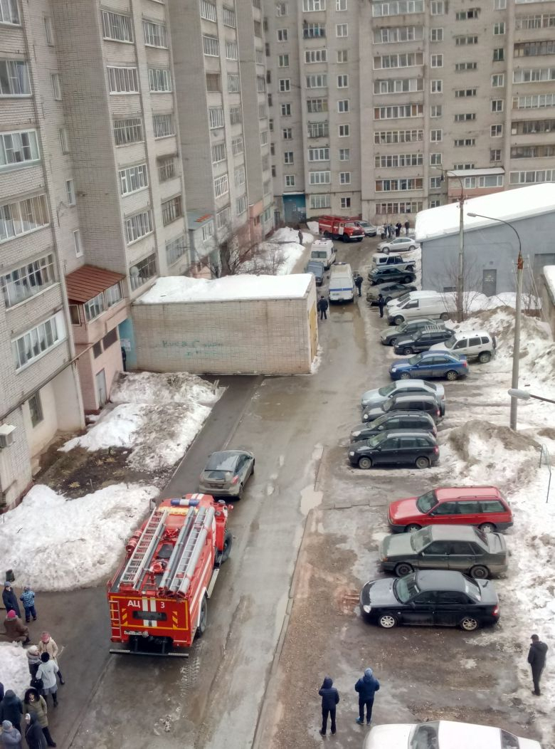 Из подъезда дома на Пугачева, 9 в Кирове эвакуировали жильцов