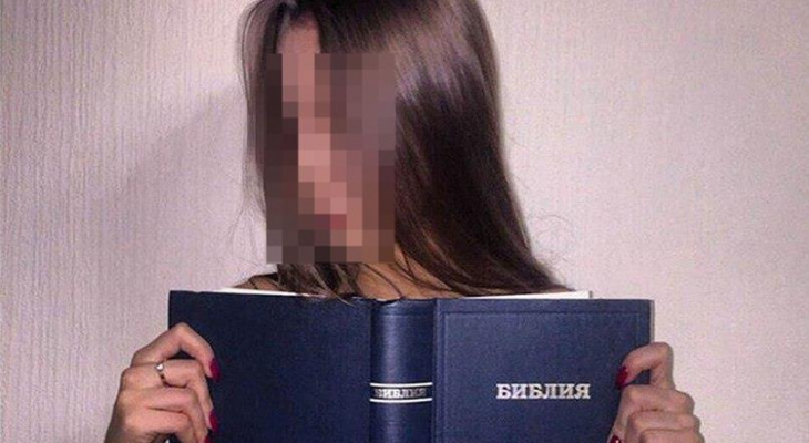 Милонов прокомментировал фото дочери мэра Сосновки, прикрывшей голую грудь Библией