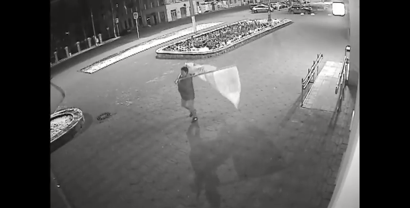 Кировчане, укравшие со здания банка флаги, попали на записи камер видеонаблюдения