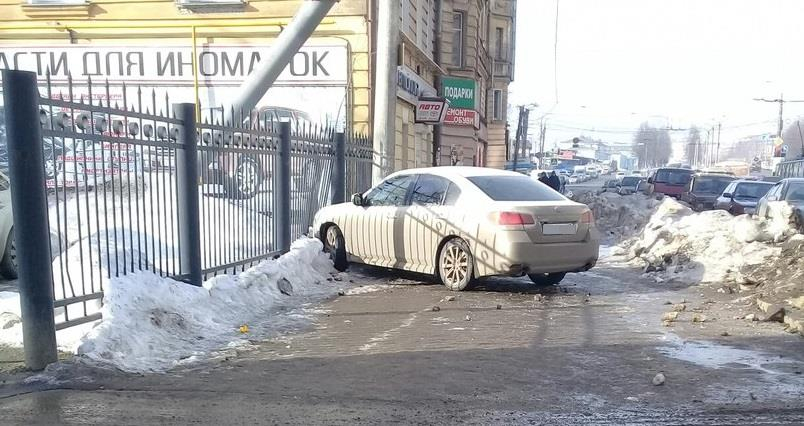 На улице Комсомольской Lexus вылетел на тротуар и въехал в забор
