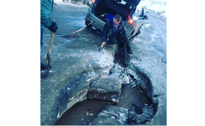 В Кирове автомобиль провалился в яму между ледяными глыбами