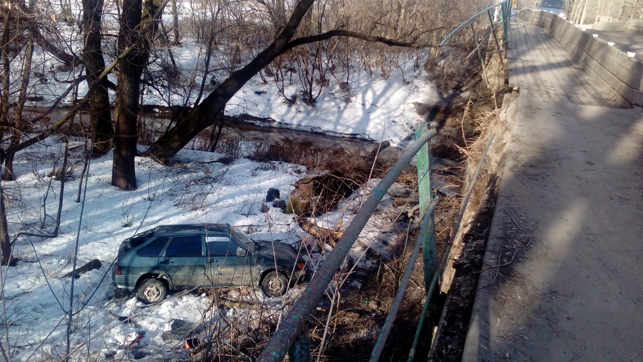 В Кировской области такси вылетело с моста: есть пострадавшие