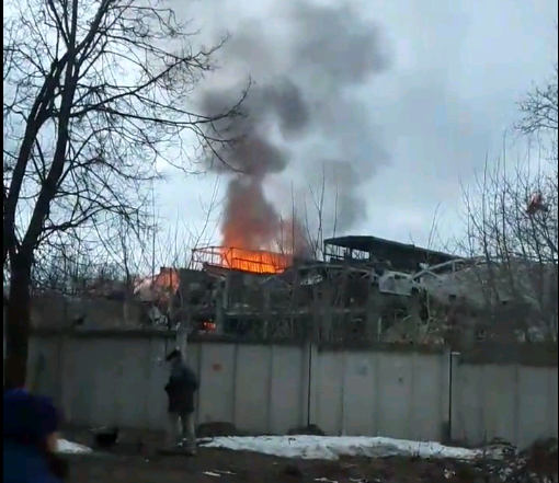 В Кирове произошел пожар на территории бывшего завода КРИН