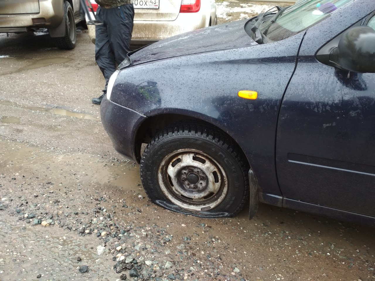 Пробитые колеса и гнутые диски: водители  жалуются на ямы на дорогах