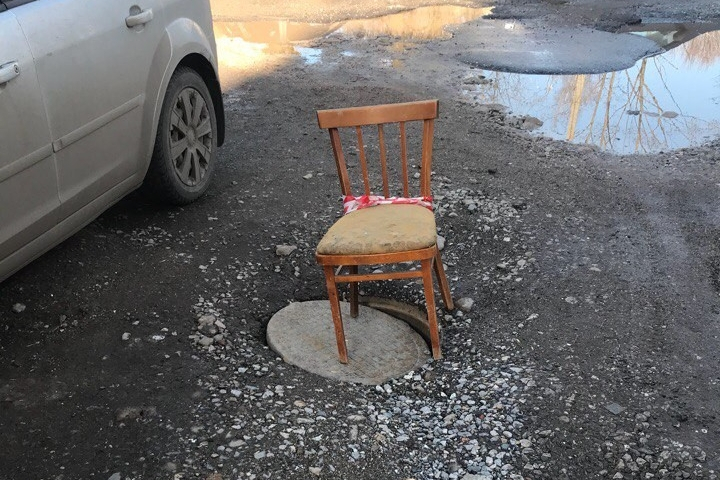 В Кирове опасный люк на дороге прикрыли стулом