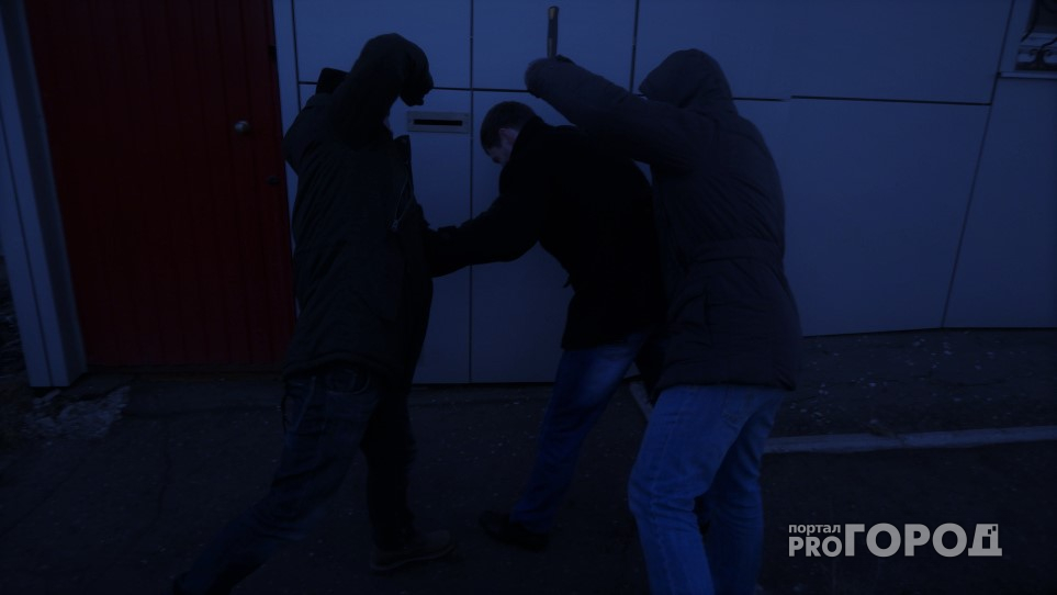 В Кирове ночью неизвестные, угрожая убийством, ограбили прохожего
