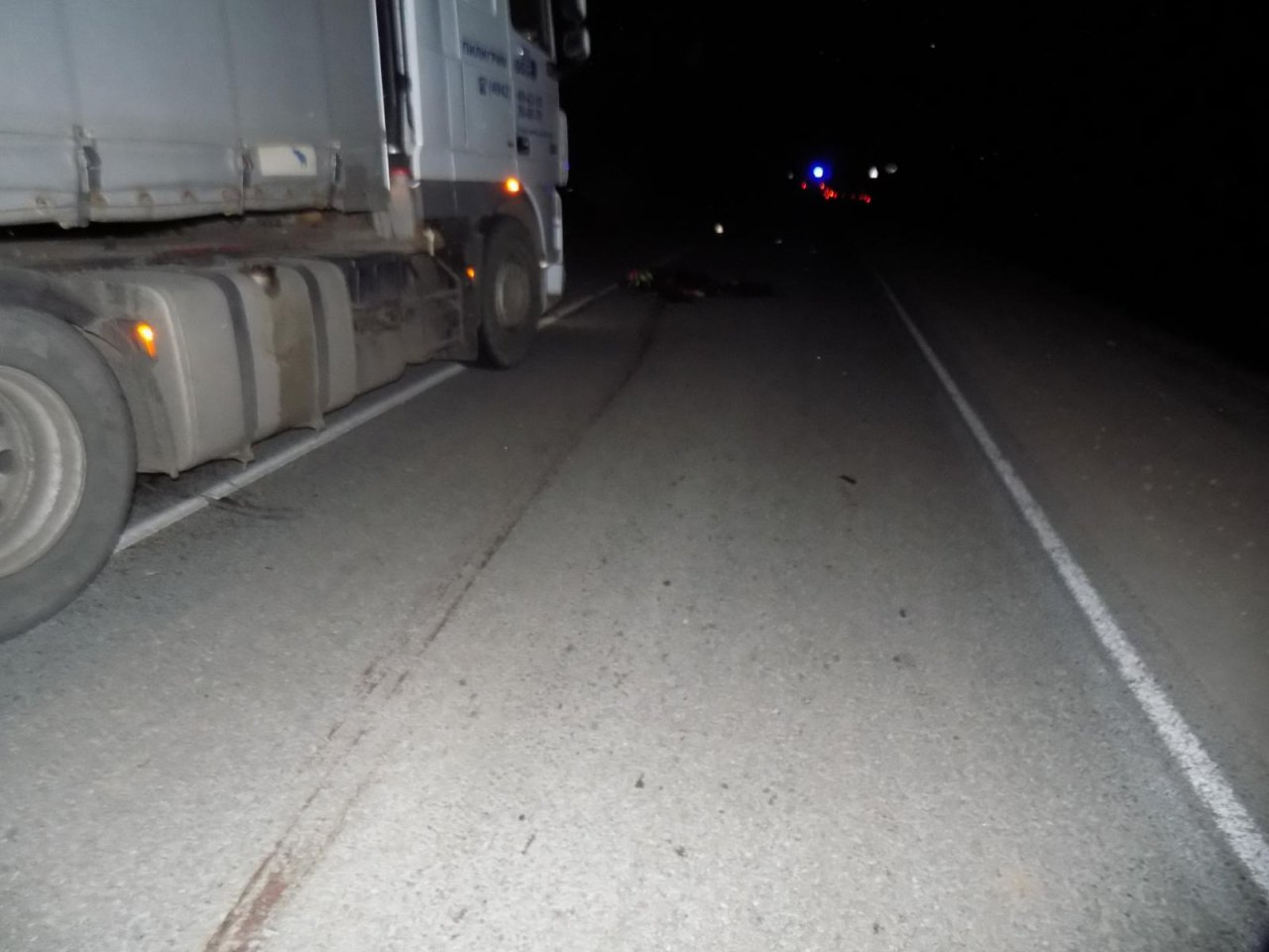 В Кировской области водитель грузовика насмерть сбил мужчину