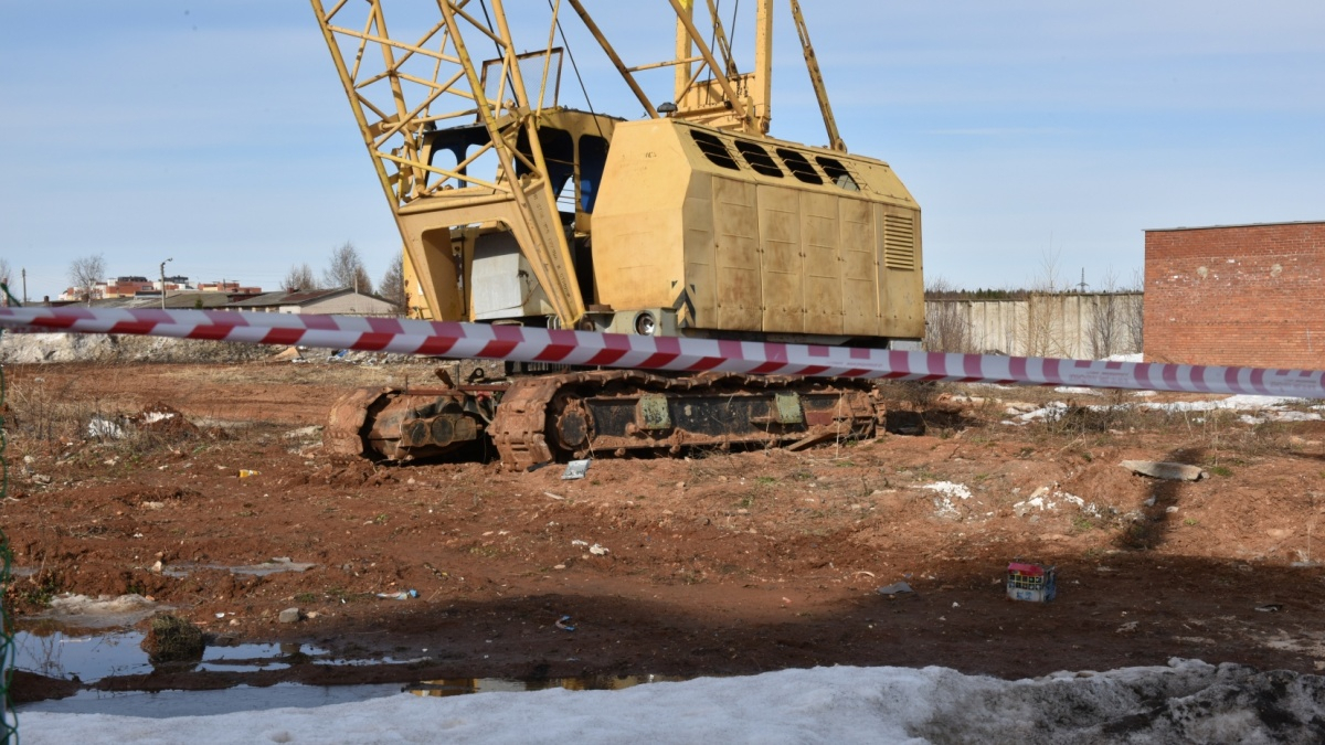 В Кирове накренившийся строительный кран напугал горожан