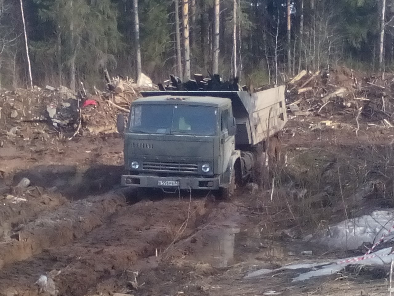 В Нововятске КамАЗ с мусором, приехавший на незаконную свалку, застрял в грязи