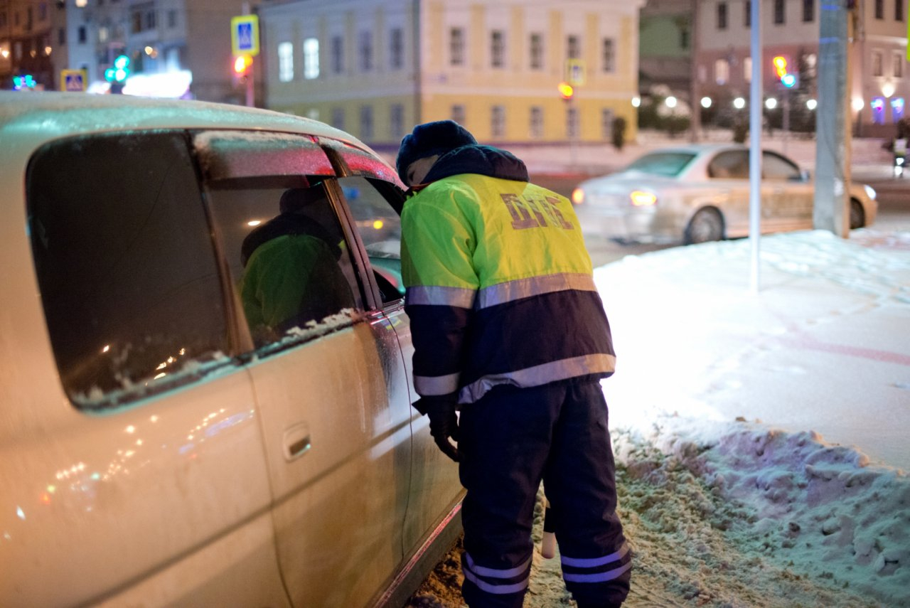В Кировской области автоинспекторы нашли в авто 20-летнего парня наркотики