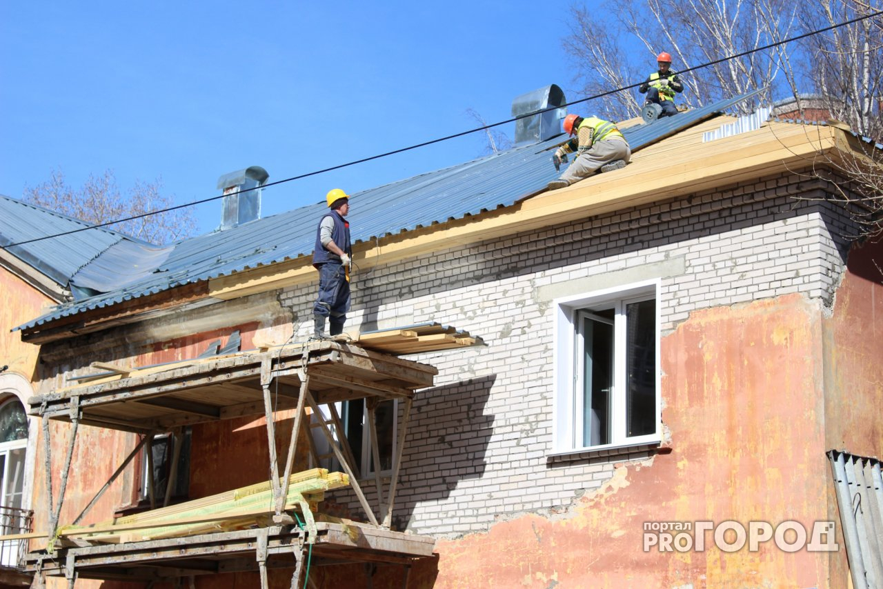 Фото: ремонтные работы в доме на МОПРа, на который упал кран, завершаются