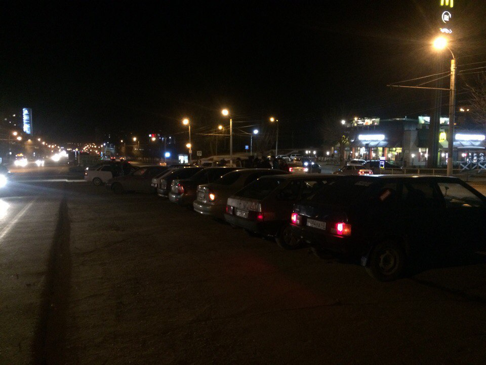 Ночью полиция проверяла парковку у ТЦ на Ленина в Кирове