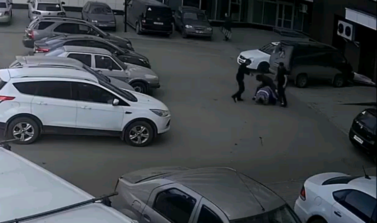 В Сети опубликовали видео жестокого избиения таксиста в Кирове