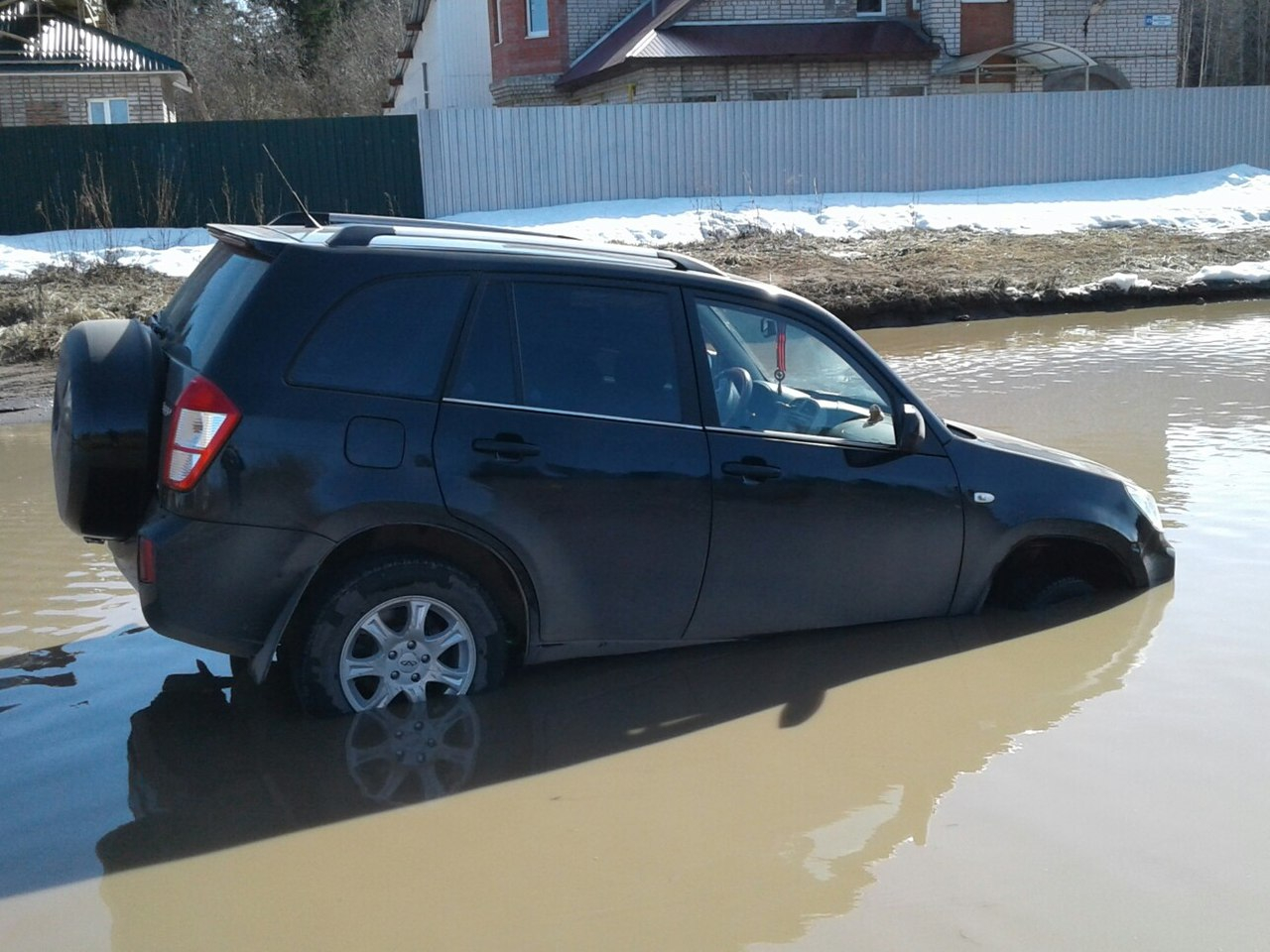 В Кирово-Чепецке в луже утонули две машины