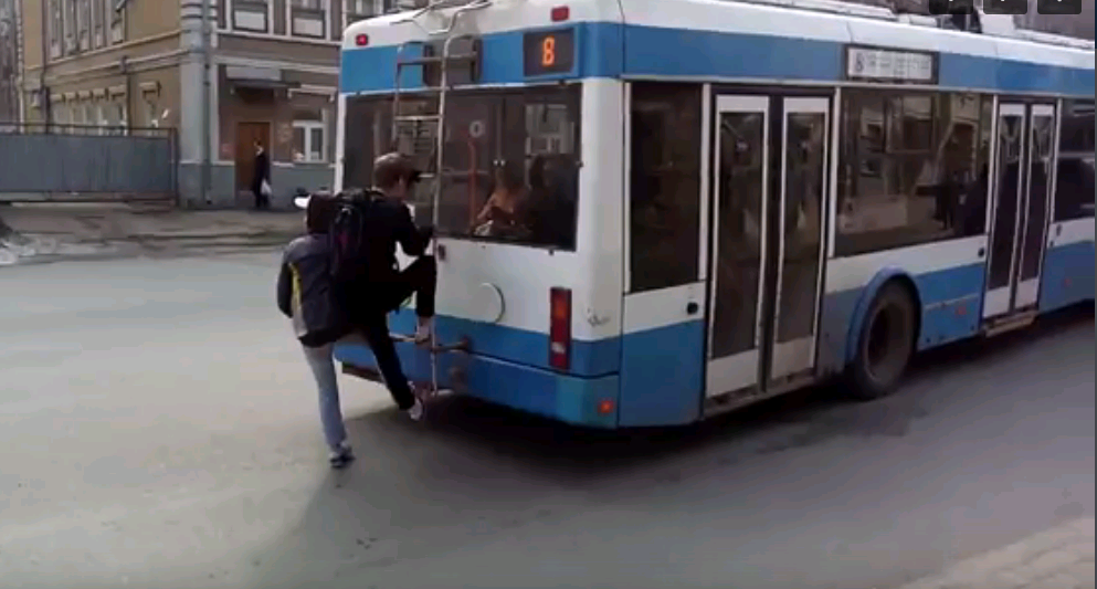 В Кирове двое подростков-зацеперов проехали на троллейбусе