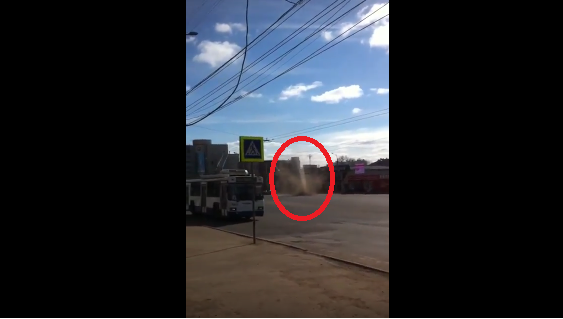 Кировчанин снял на видео мини-торнадо на улице Комсомольской