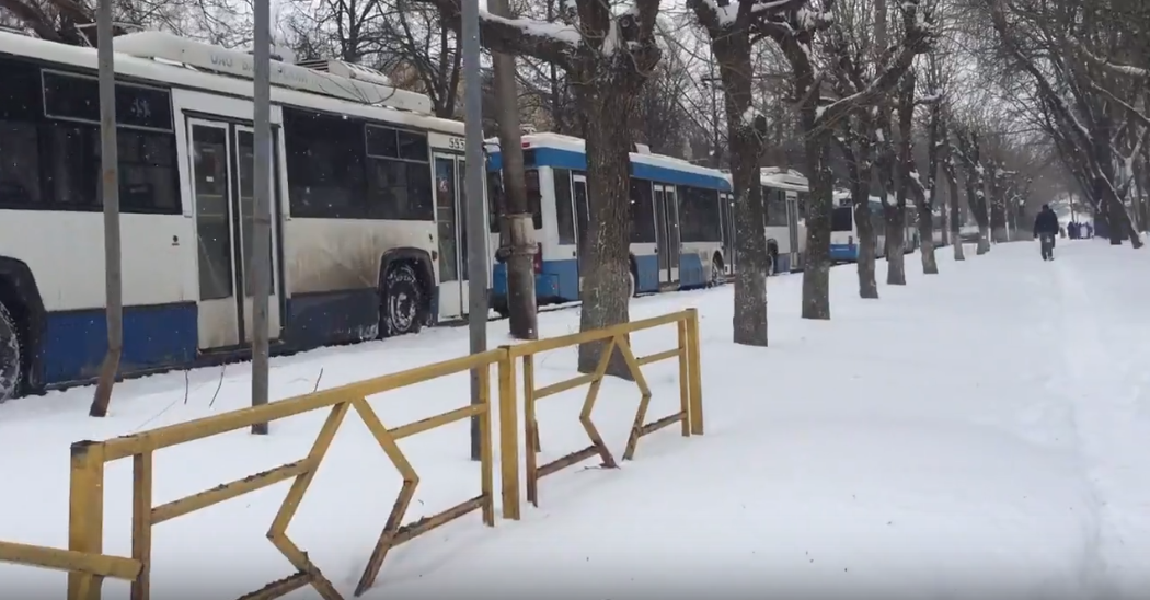 Снежный Апокалипсис в Кирове: на Октябрьском проспекте на дороге застряли троллейбусы