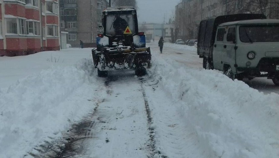 Огромные сугробы и пробки в Кирове: ситуацию на дорогах прокомментировали в мэрии