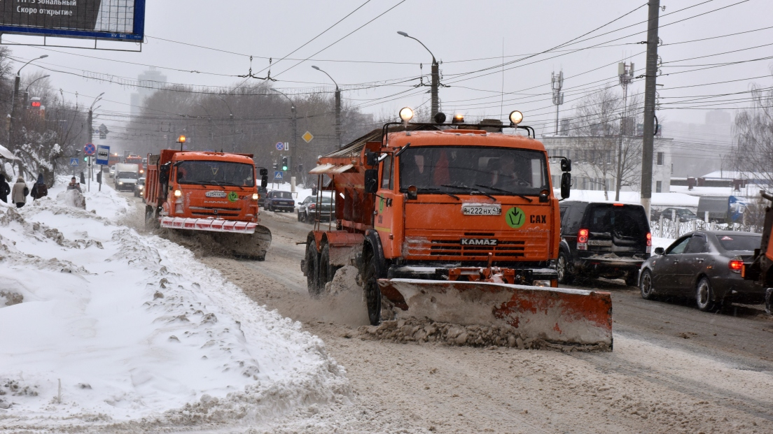 Дорожники отчитались, сколько снегоуборочной техники выведено на улицы Кирова