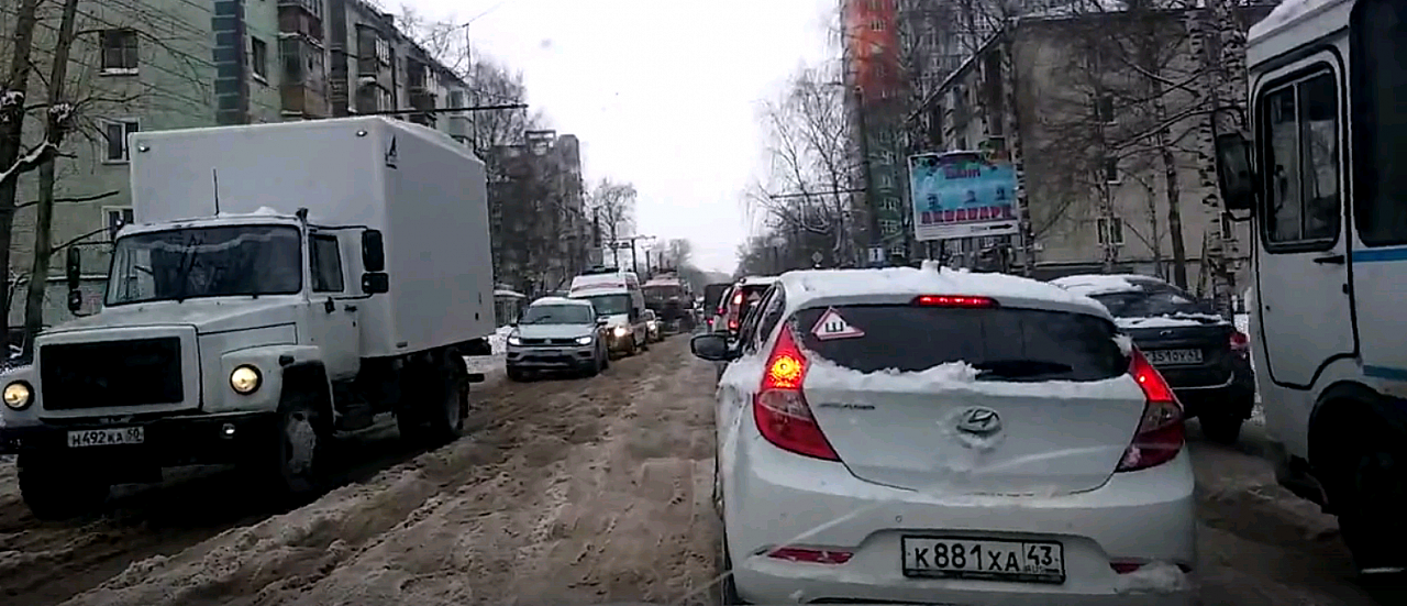 Из-за снегопада в Кирове автобусы не едут на улицу Щорса