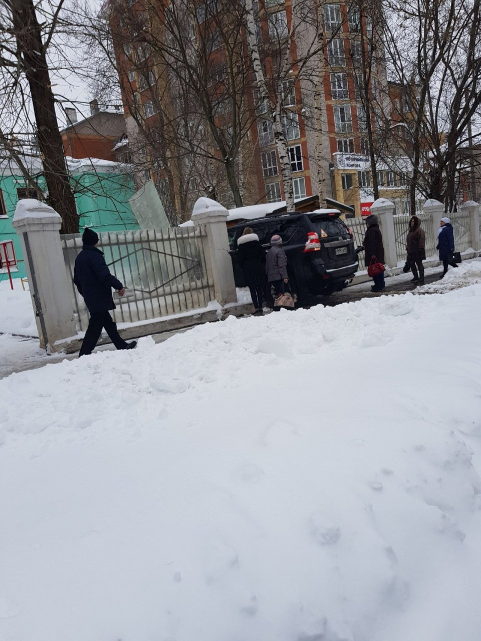 Land Cruiser врезался в забор детского сада в Кирове