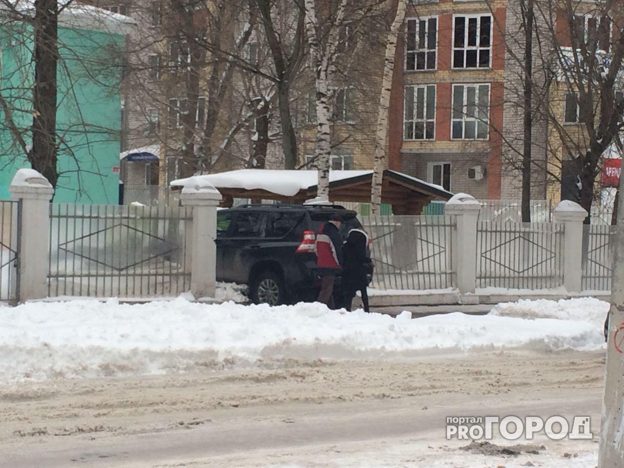 В Кирове иномарка врезалась в забор детского сада: полиция начала проверку