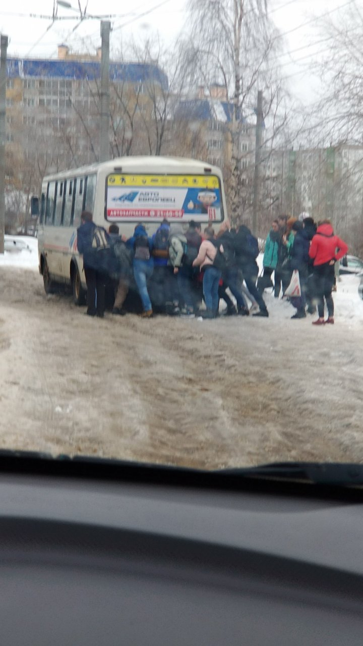 "Спасибо водителям автобусов": как аномальный снегопад объединил кировчан