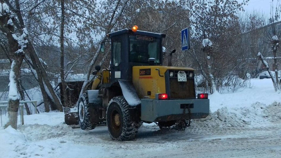 Глава администрации рассказал, почему дорожники не справились со снегом в Кирове