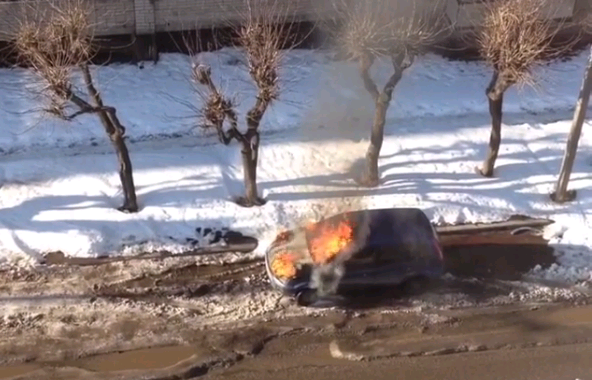 Видео: на Зональном в Кирове вспыхнула припаркованная машина
