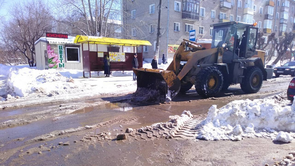 Стало известно, сколько техники очищает Киров от снега и наледи
