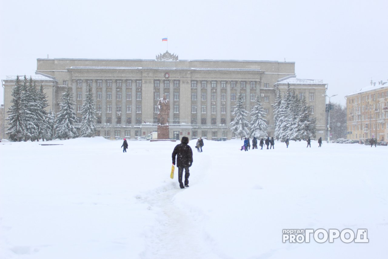 На Театральной площади второй раз отменяют репетицию парада из-за снежных заносов