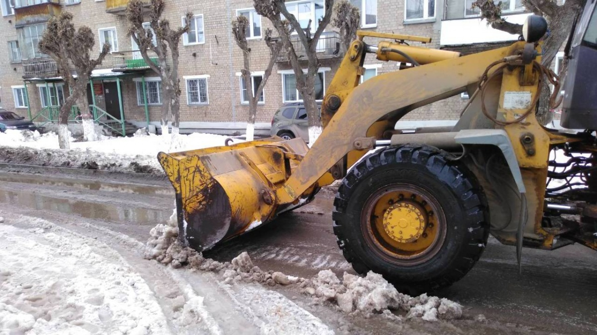 В Кирове начали счищать ледяные накаты с дорог