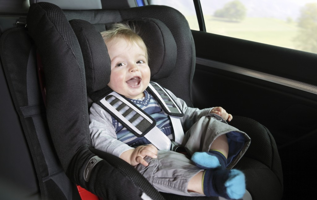 Малыш танцует в машине в детском кресле