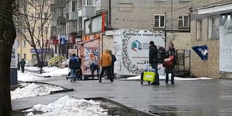 В Кирове прохожие сняли на видео, как школьники толпой избивают подростка