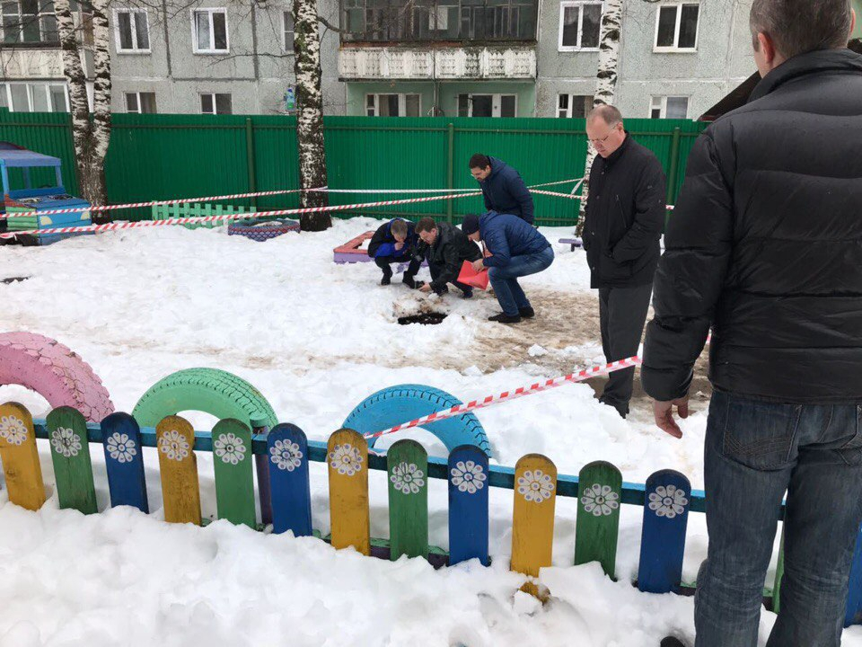 Появились кадры, как в Кирове достают провалившегося в яму ребенка
