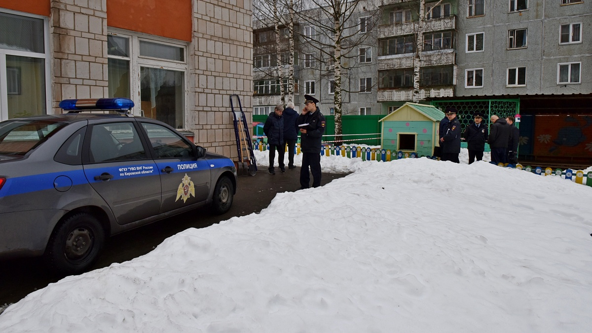 В администрации Кирова рассказали, как ребенок провалился в яму у детского сада