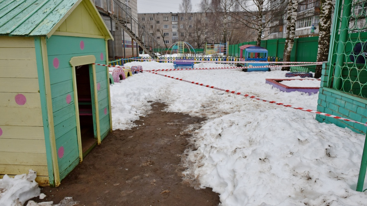 Яма у детсада в Кирове, в которую упал ребенок, была наполнена водой