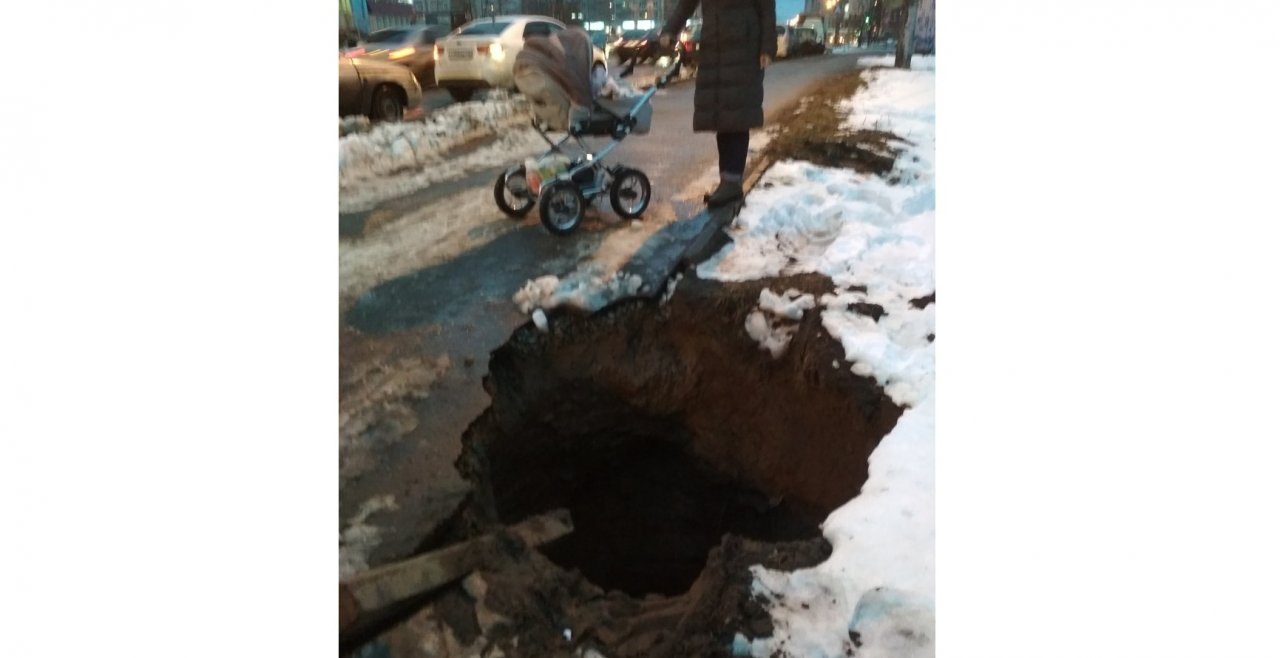 На улице Упита обвалился асфальт: в яму провалился трактор