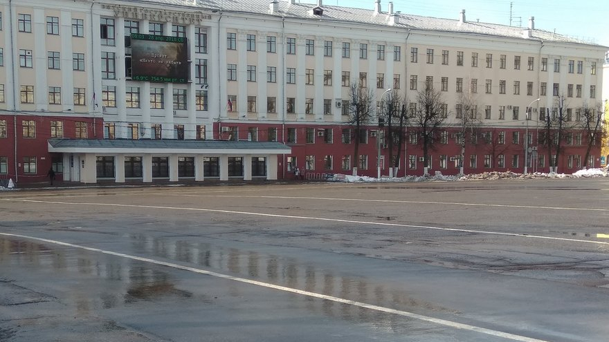 Власти объяснили, почему на Театральной площади смывали снег