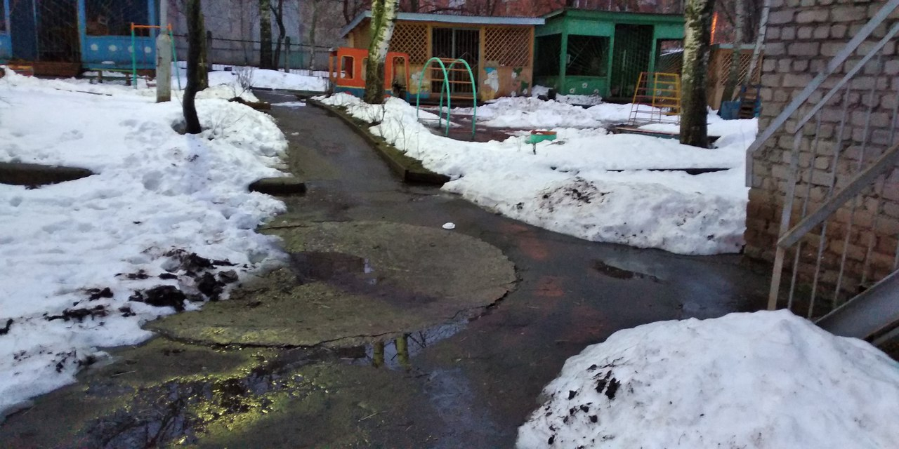 На территории еще одного детского сада в Кирове просел асфальт