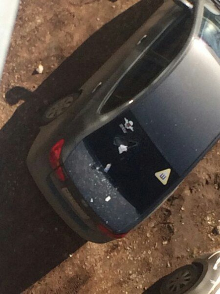 В Кирове иномарке разбили стекло за парковку на газоне